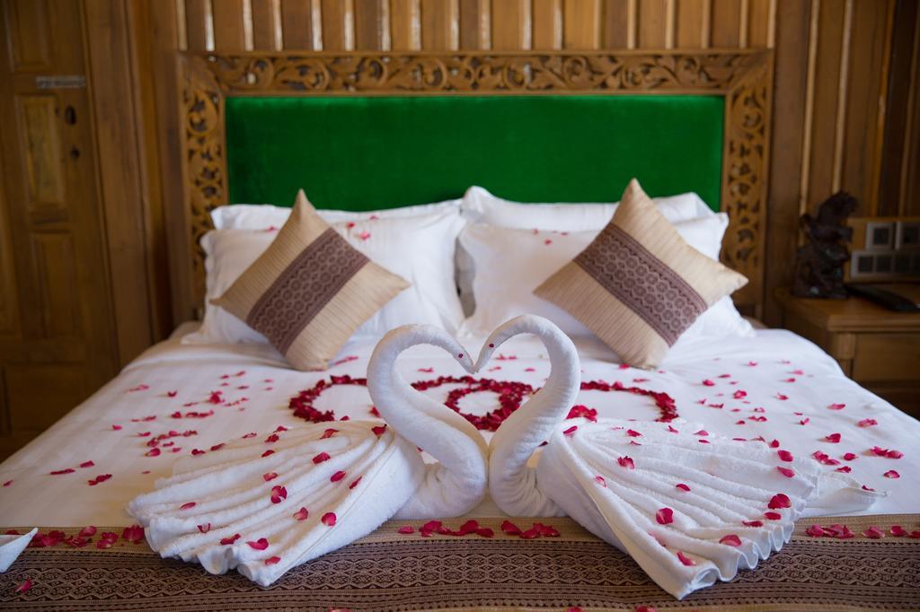 Mandalay Karaweik Mobile Hotel Ruang foto
