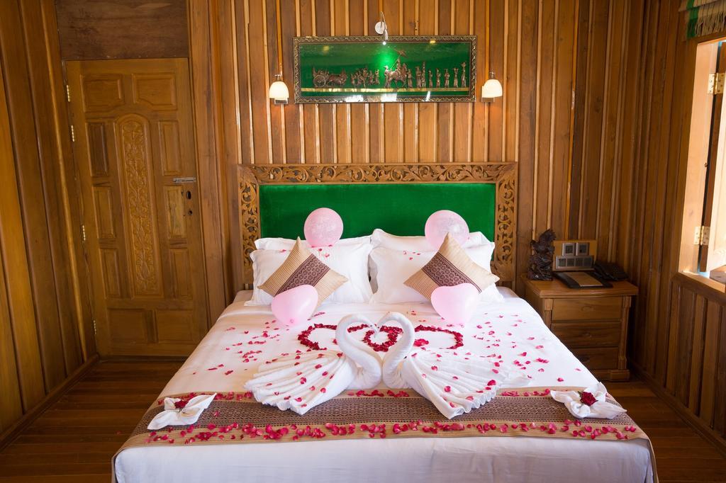 Mandalay Karaweik Mobile Hotel Ruang foto