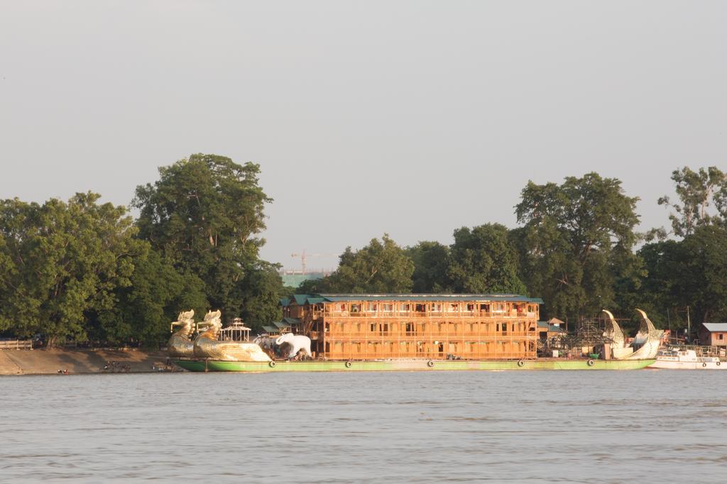Mandalay Karaweik Mobile Hotel Bagian luar foto