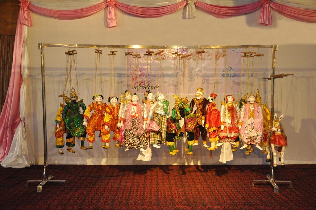 Mandalay Karaweik Mobile Hotel Bagian luar foto