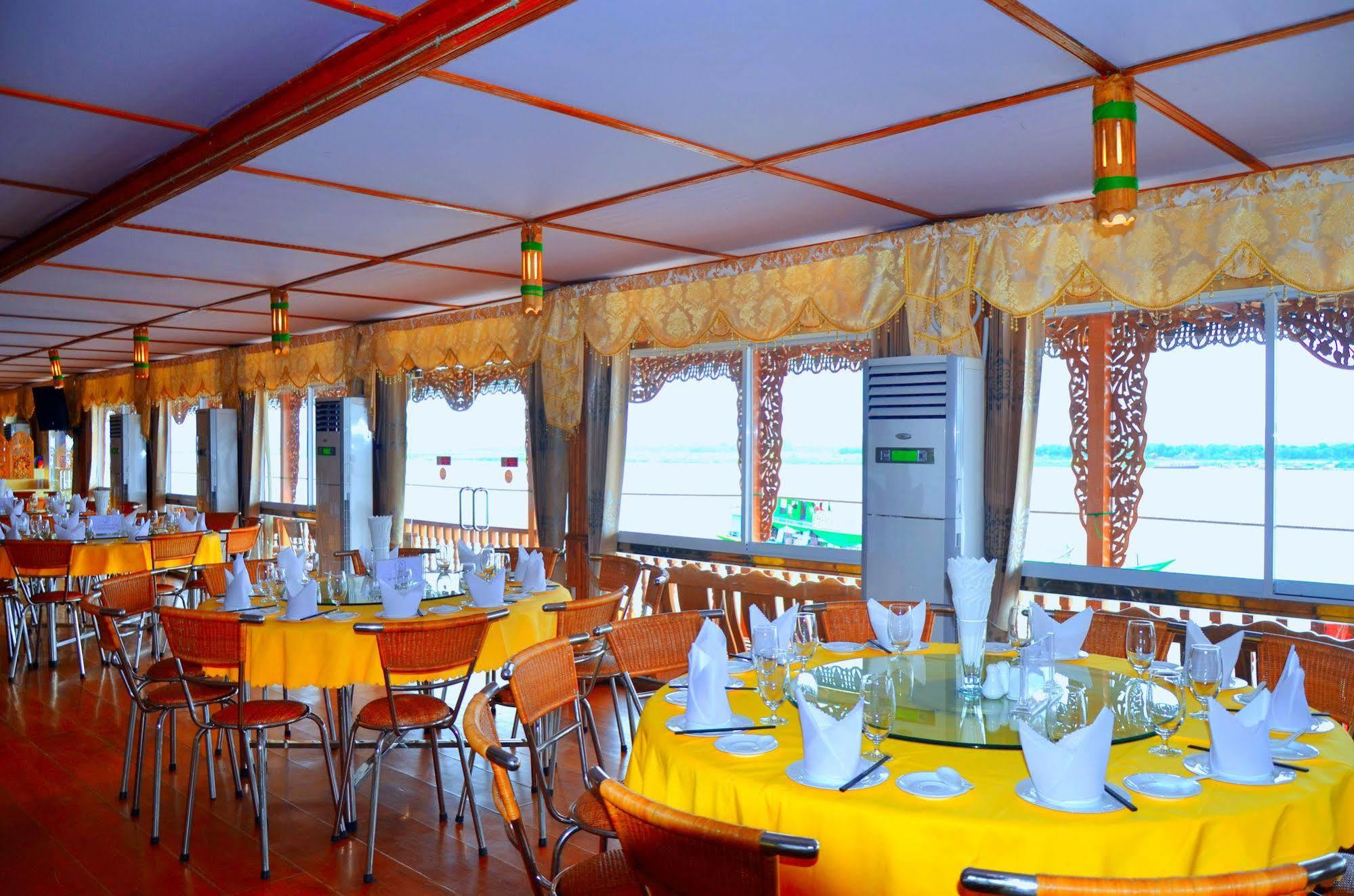 Mandalay Karaweik Mobile Hotel Bagian luar foto
