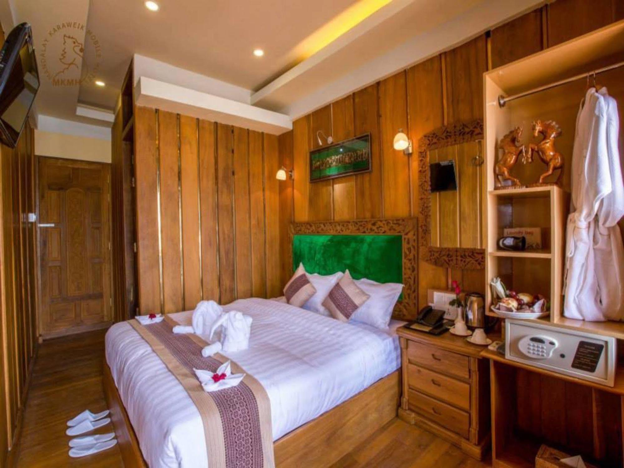 Mandalay Karaweik Mobile Hotel Bagian luar foto