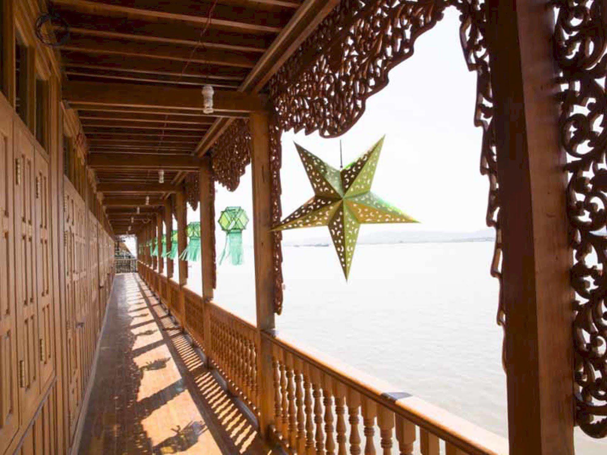 Mandalay Karaweik Mobile Hotel Bagian luar foto