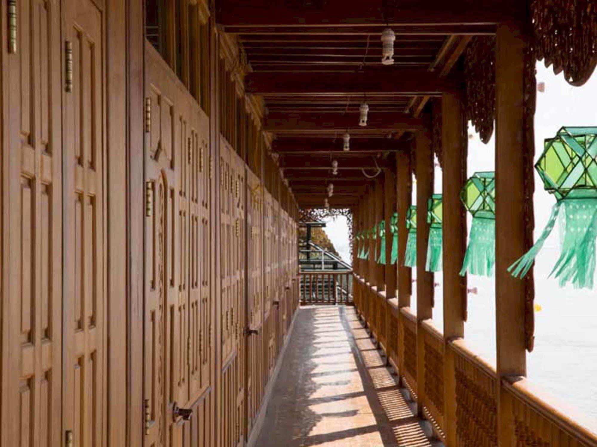 Mandalay Karaweik Mobile Hotel Bagian luar foto