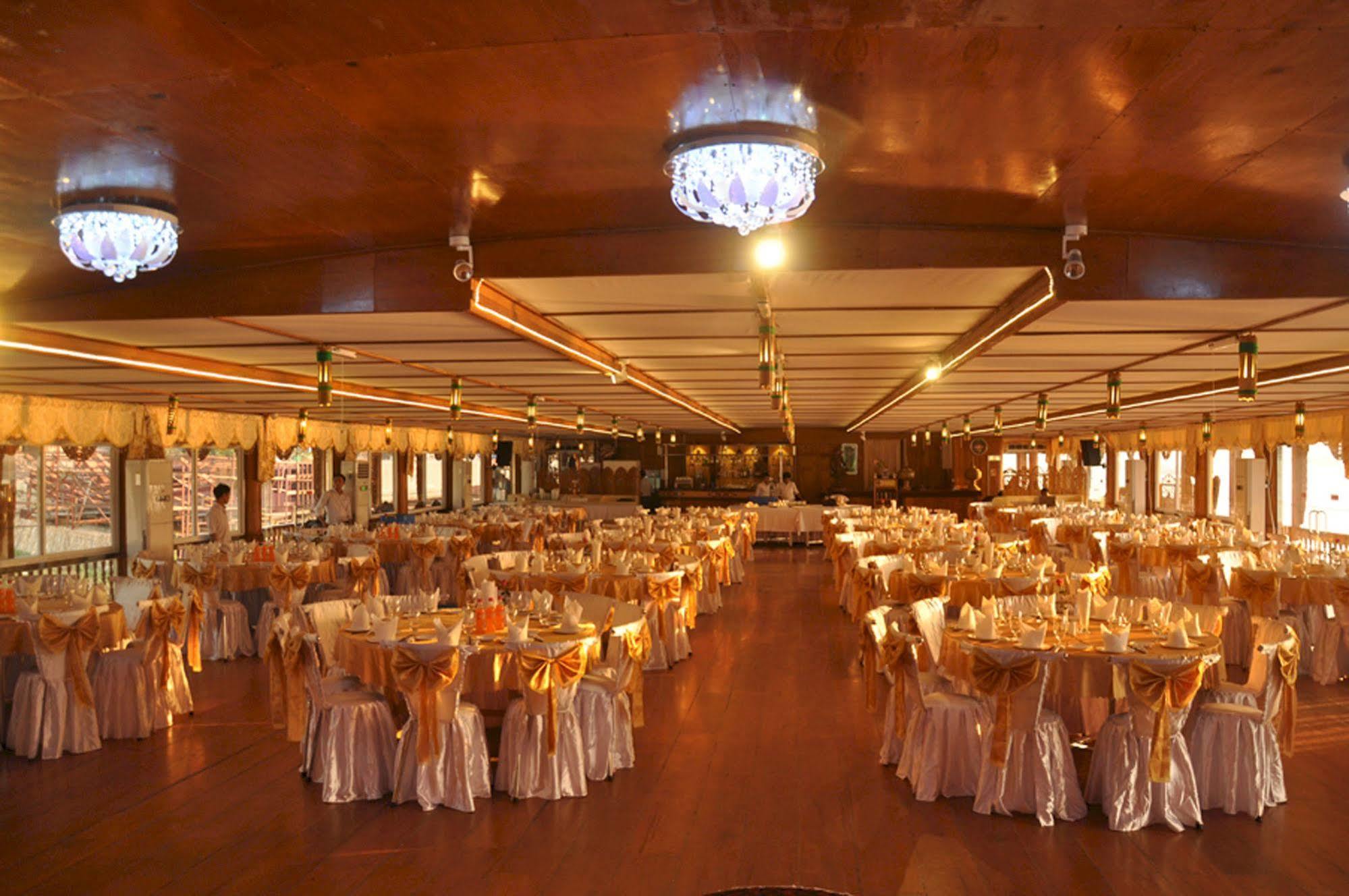 Mandalay Karaweik Mobile Hotel Bagian luar foto