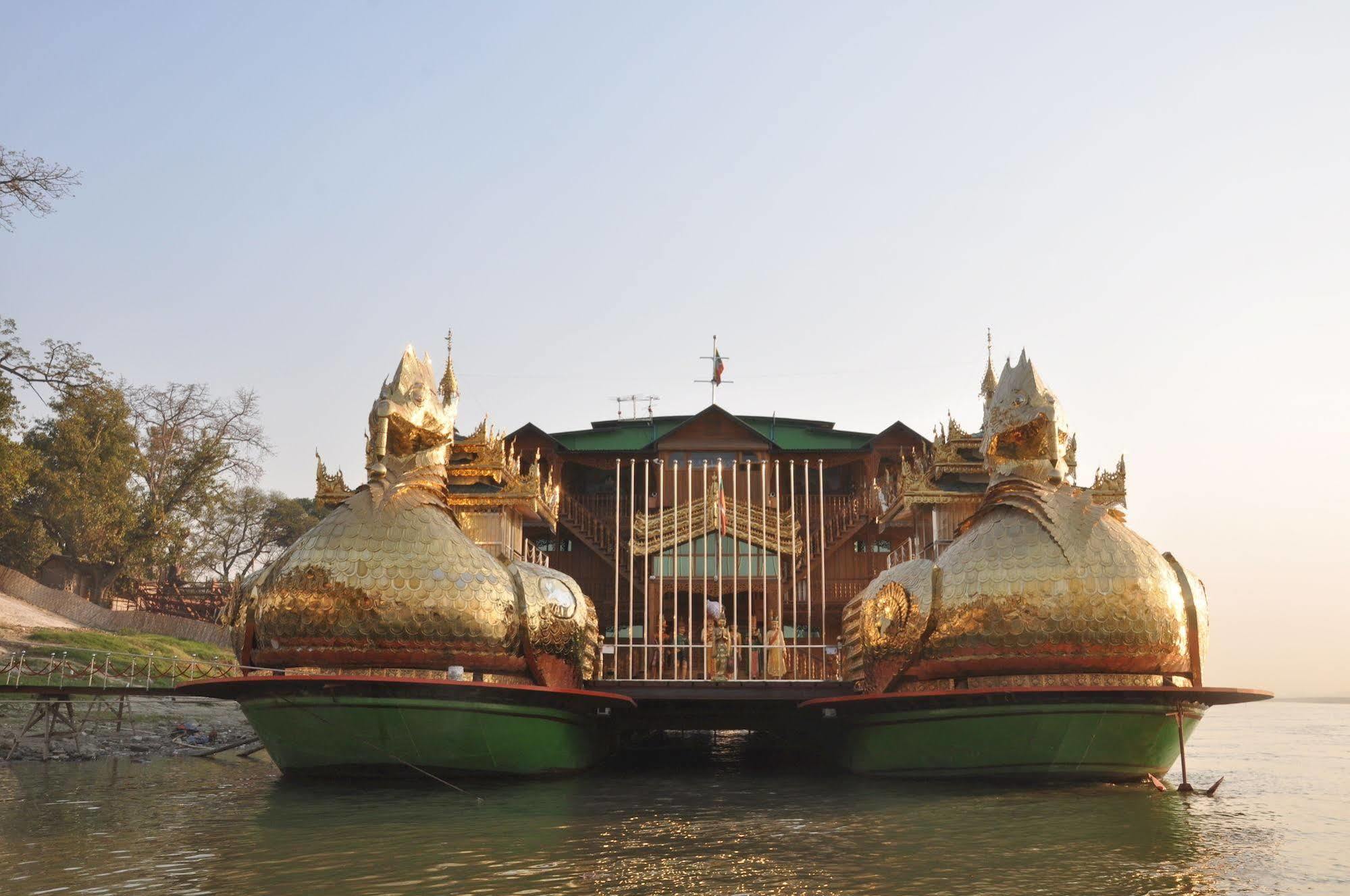 Mandalay Karaweik Mobile Hotel Bagian luar foto
