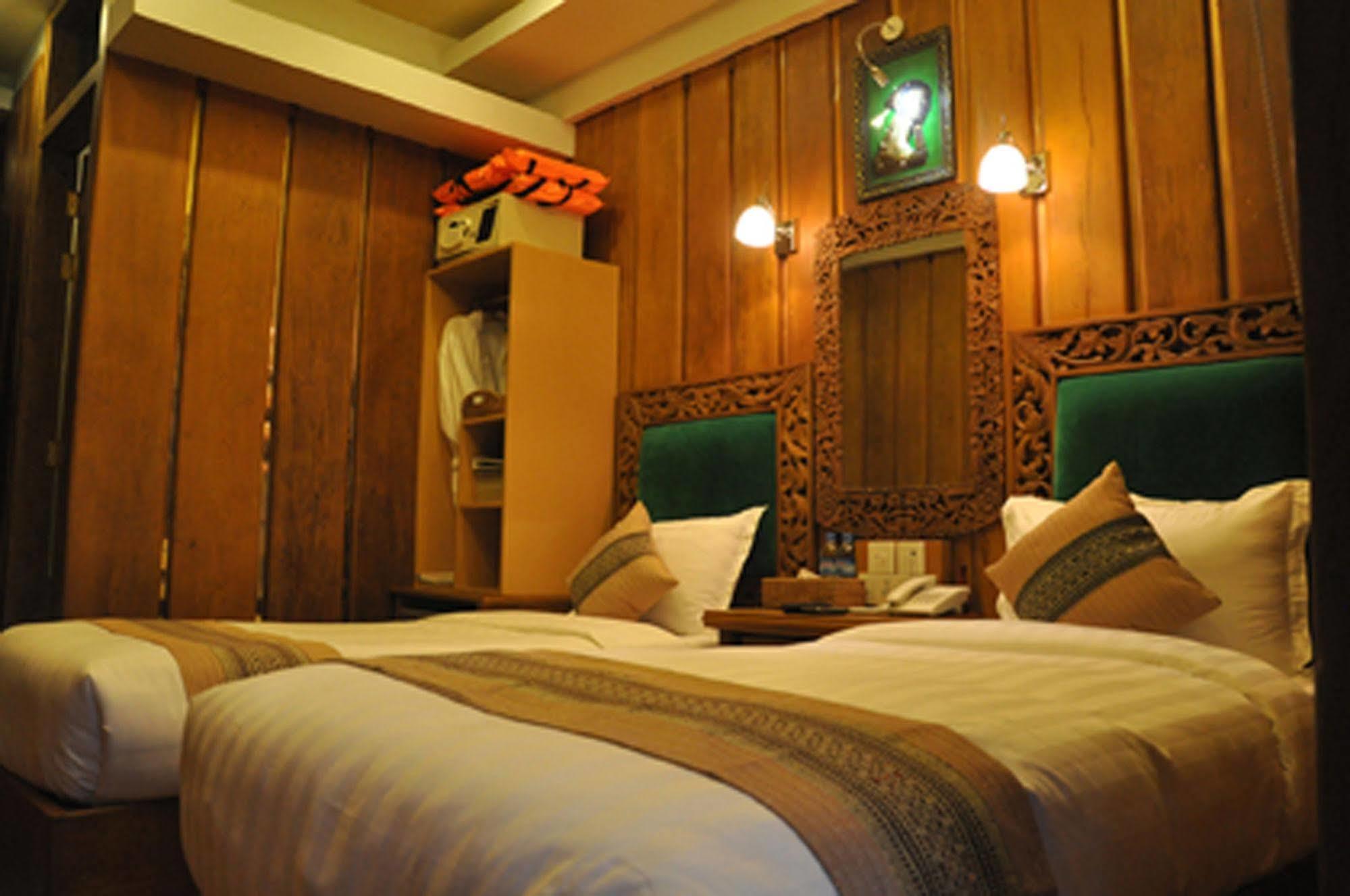 Mandalay Karaweik Mobile Hotel Bagian luar foto