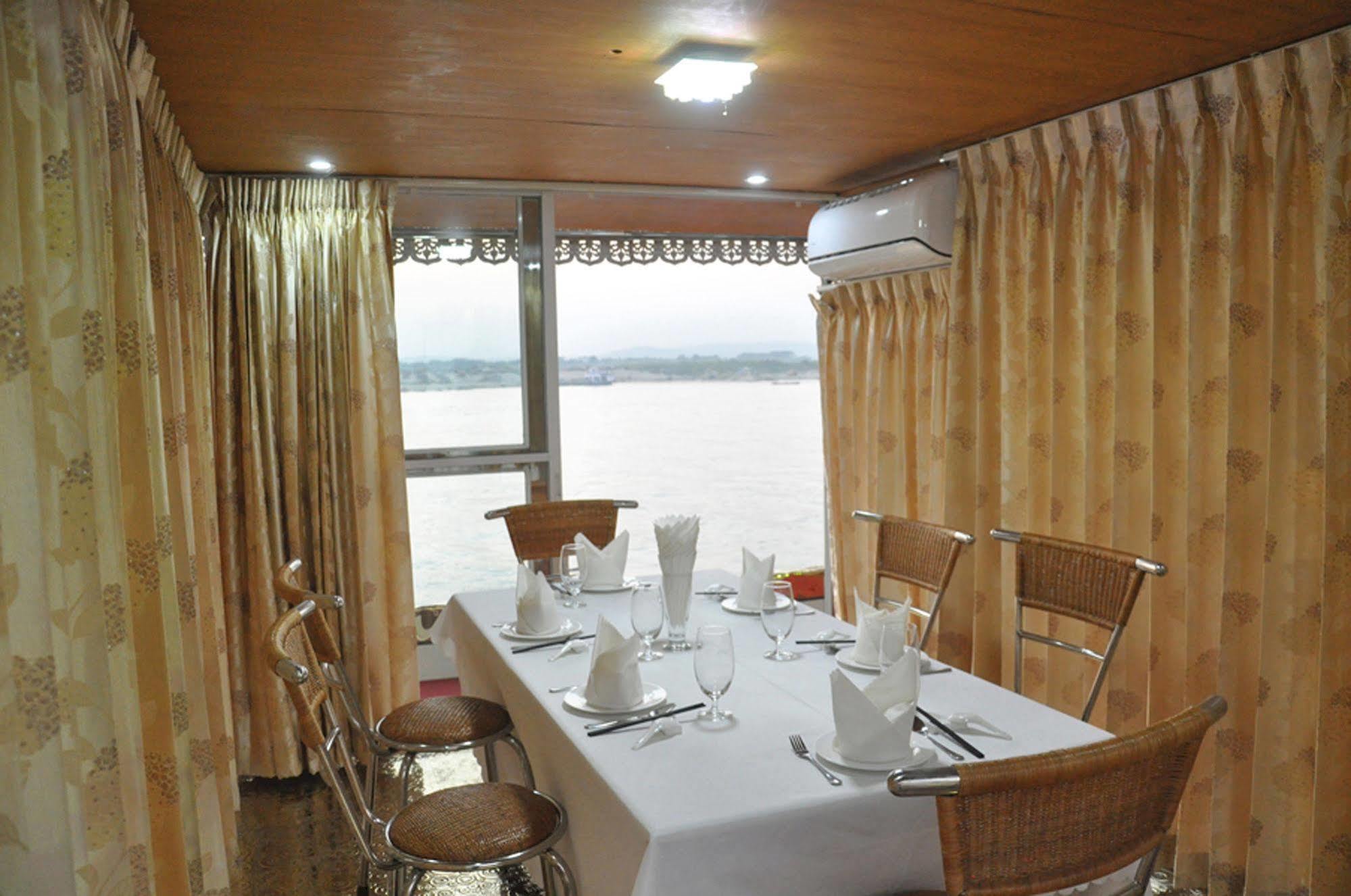 Mandalay Karaweik Mobile Hotel Bagian luar foto